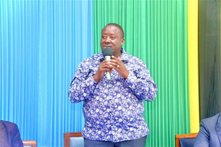 MAKATIBU WAKUU WAKUBALIANA MAGUGU MAJI YAONDOSHWE ZIWA VICTORIA
