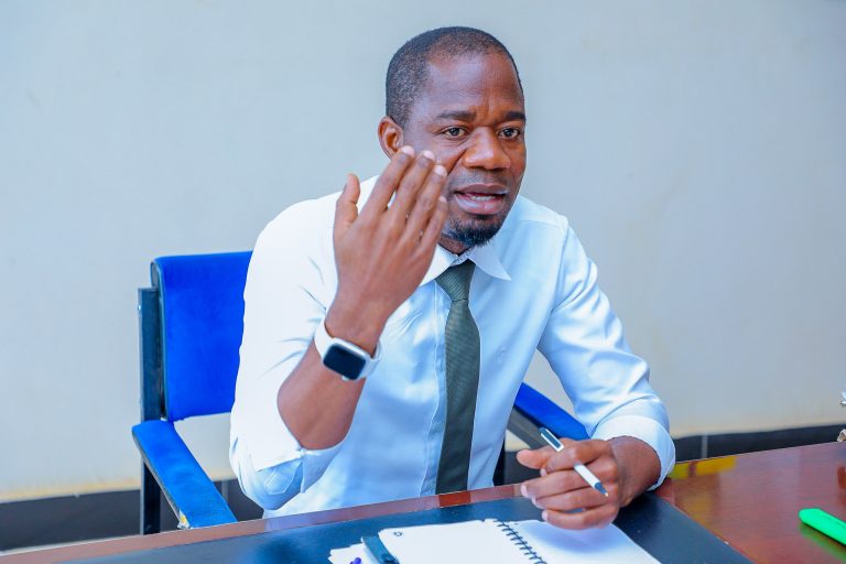 WALIOCHUKUA KADI ZA BENKI ZA WATUMISHI KINYUME NA SHERIA KUBANWA