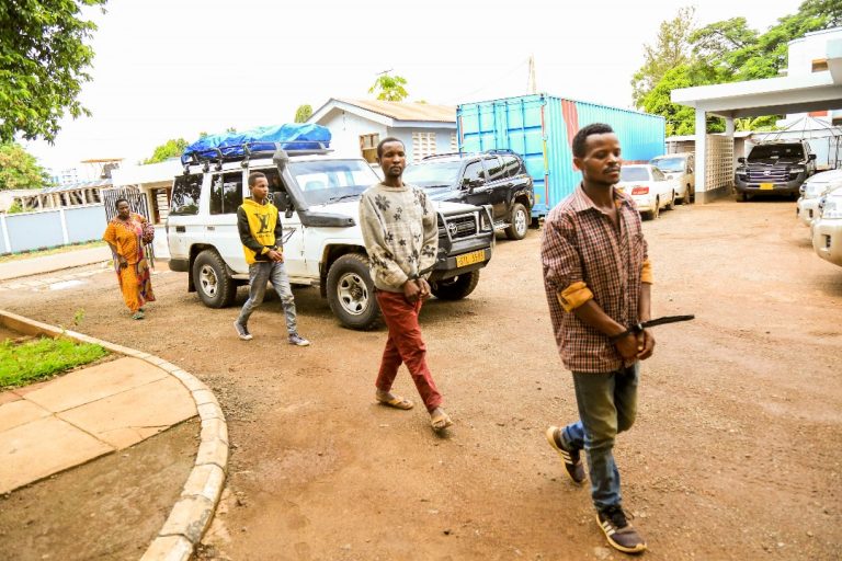 WATUHUMIWA SITA WAFIKISHWA MAHAKAMANI KWA KUSAFIRISHA MIRUNGI