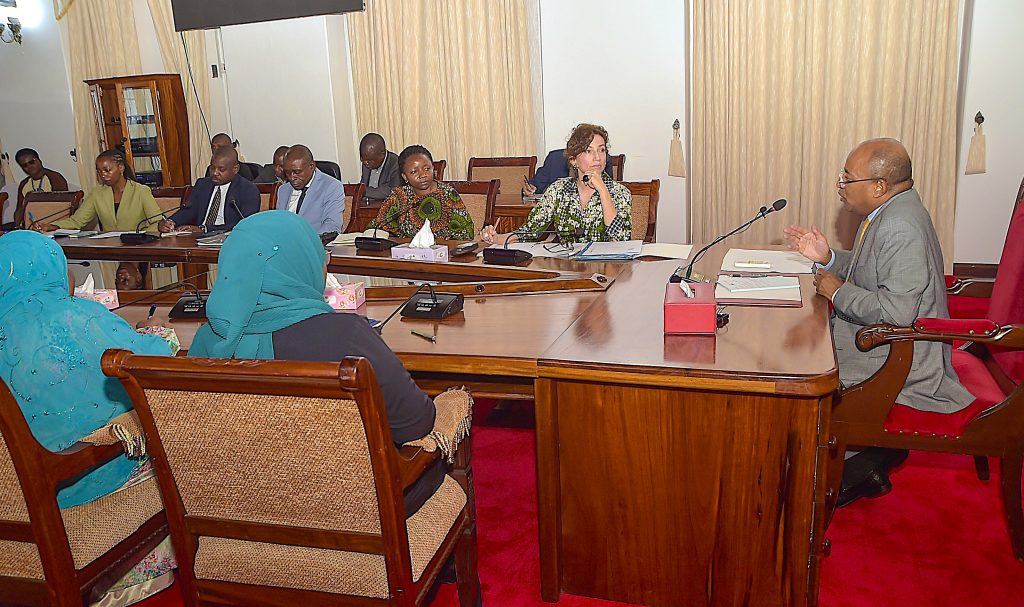 RAIS WA ZANZIBAR MHE.DK..HUSSEIN MWINYI AZUNGUMGUNZA NA MKURUGENZI MKUU WA UNESCO IKULU ZANZIBAR