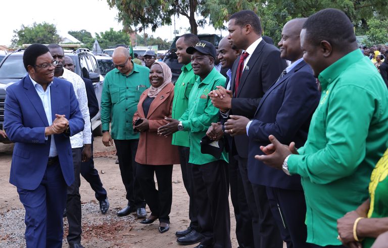 WAZIRI MKUU AHUTUBIA MKUTANO WA HADHARA IGUNGA