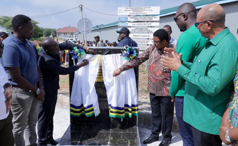 WAZIRI MKUU AZINDUA KITUO CHA MABASI NZEGA MJINI.