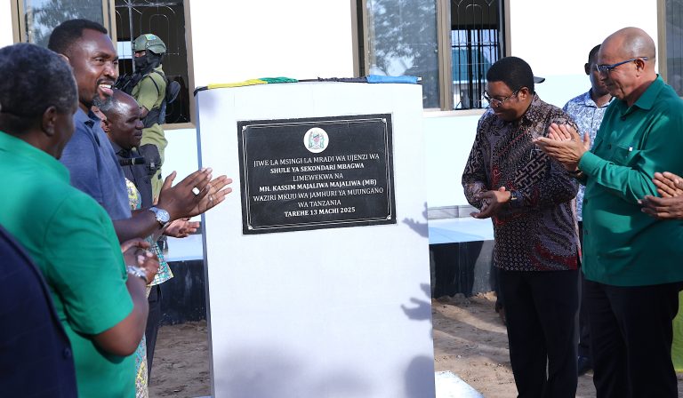 WAZIRI MKUU AWEKA JIWE LA MSINGI LA UJENZI WA SHULE YA SEKONDARI MBAGWA WILAYANI NZEGA
