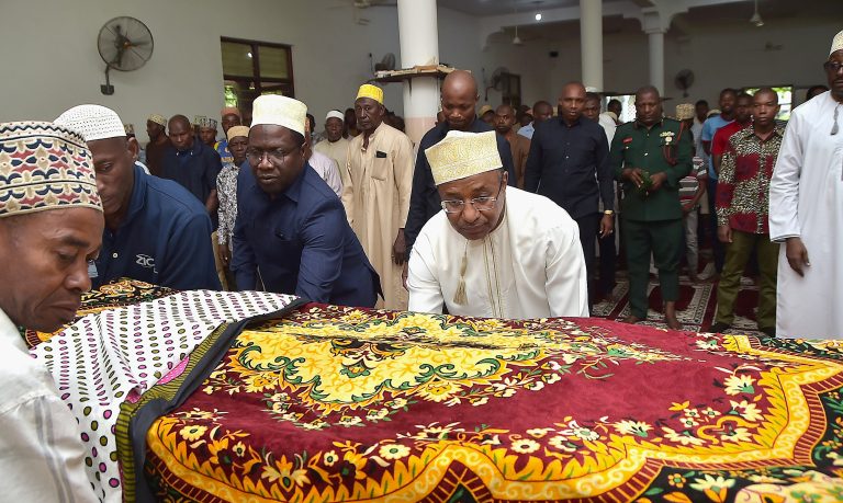 RAIS WA ZANZIBAR ALHAJJ DKT. MWINYI AMEJUMUIKA NA WANANCHI WA KWAHANI  MAZIKO YA MAREHEMU MAZIKU