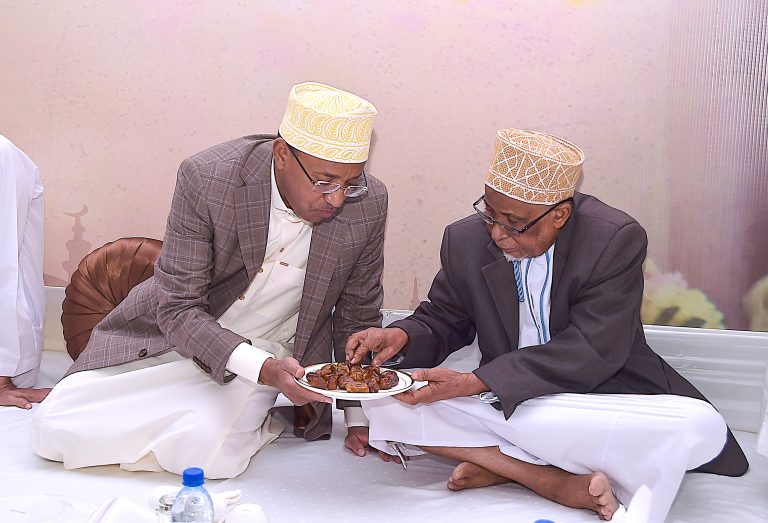 RAIS ALHAJJ DK.MWINYI AJUMUIKA NA WANANCHI WA MKOA WA MJINI MAGHARIBI UNGUJA KATIKA IFTAAR ALIYOWAANDALI UKUMBI WA SHEIKH IDRISA ABDULWAKILI KIKWAJUNI UNGUJA ZUNGU