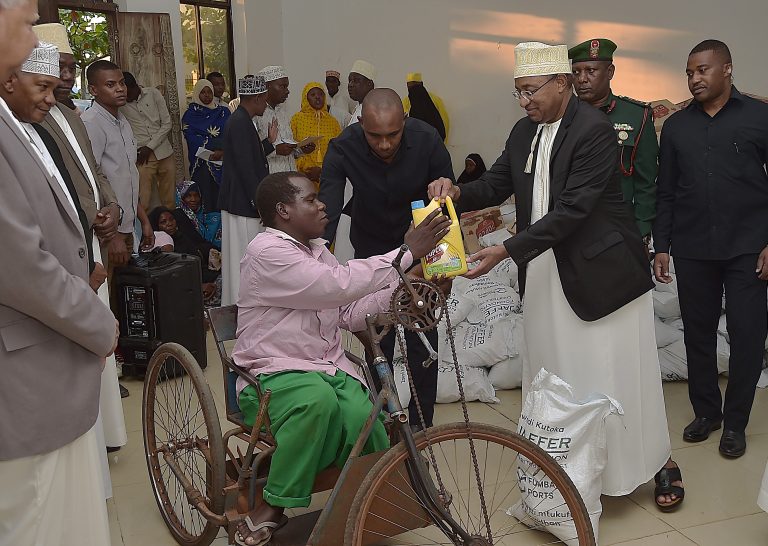 RAIS ALHAJJ DK. MWINYI AJUMUIKA NA WANANCHI WA MKOA WA KASKAZINI UNGUJA KATIKA FUTARI ALIYOWAANDALIA UKUMBI WA CHUO CHA AMALI MKOKOTONI UNGUJA