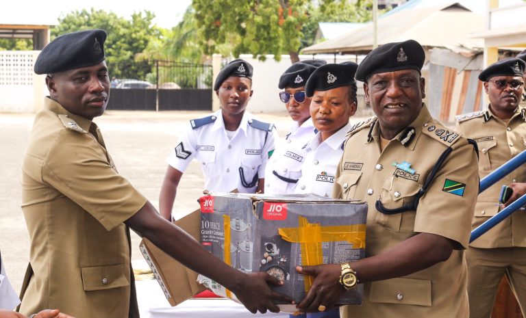 POLISI YAWATAMBUA WALIOFANYA VIZURI ZAIDI