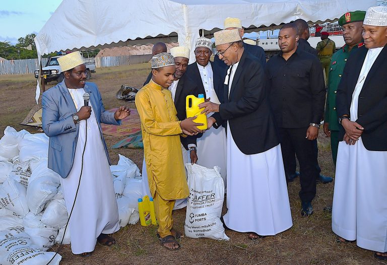 RAIS  ALHAJJ DK.MWINYI AJUMUIKA NA WANANCHI WA MKOA WA KUSINI UNGUJA KATIKA IFTAAR ALIYOWAANDALIA UKUMBI WA DKT.ALI MOHAMED SHEIN SUZA TUNGUU UNGUJA