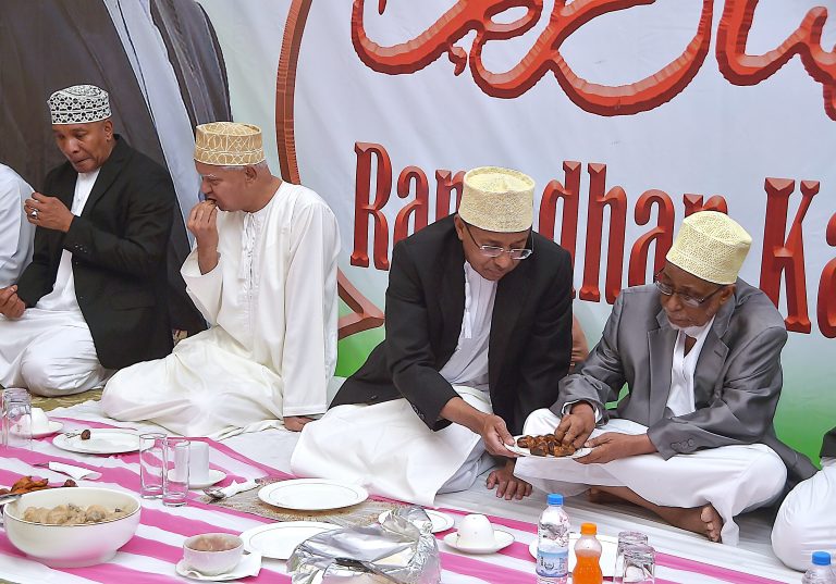 RAIS  ALHAJJ DK.MWINYI AJUMUIKA KATIKA IFTAAR YA PAMOJA NA WANANCHI WA MKOA WA KUSINI PEMBA