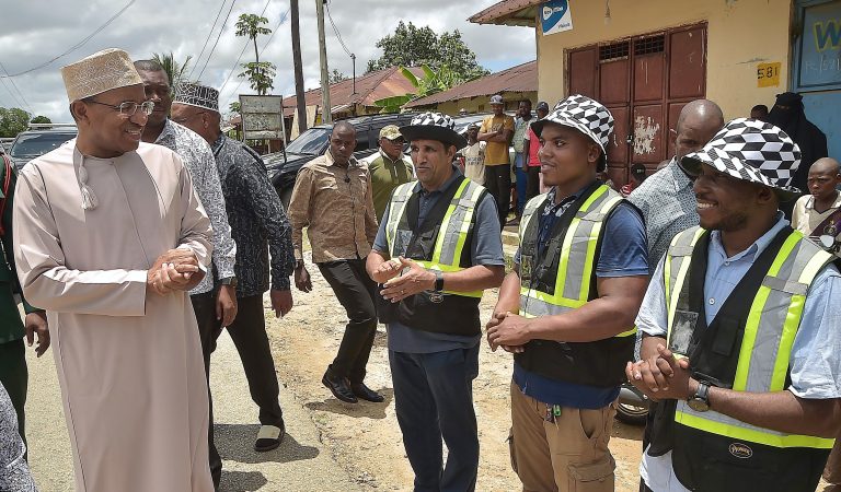 RAIS WA ZANZIBAR DK. MWINYI AKABIDHI SADAKA YA FUTARI KWA WANANCHI 