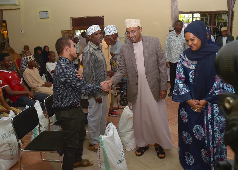 RAIS  ALHAJJ DK.MWINYI AKABIDHI SADAKA YA IFTAAR KWA WANANCHI WA MAKUNDI MAALUMU WA MKOA WA KASKAZNI PEMBA