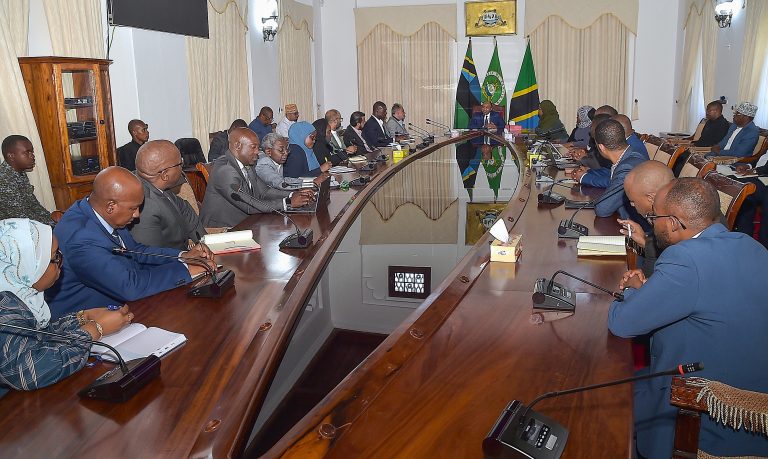 RAIS WA ZANZIBAR MHE.DK.HUSSEIN MWINYI AZUNGUMZA NA WADAU WA SUKUK IKULU ZANZIBAR