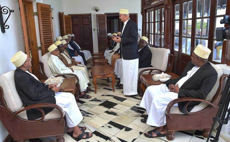RAIS  ALHAJJ DK.MWINYI ATOA MKONI WA EID KWA WANANCHI WALIOFIKA IKULU JIJINI ZANZIBAR BAADA YA KUMALIZIKA KWA SALA YA EID AL FITRY