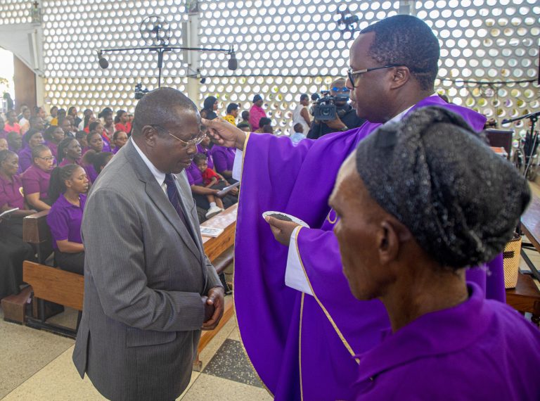 MAKAMU WA RAIS AKISHIRIKI IBADA YA JUMATANO YA MAJIVU