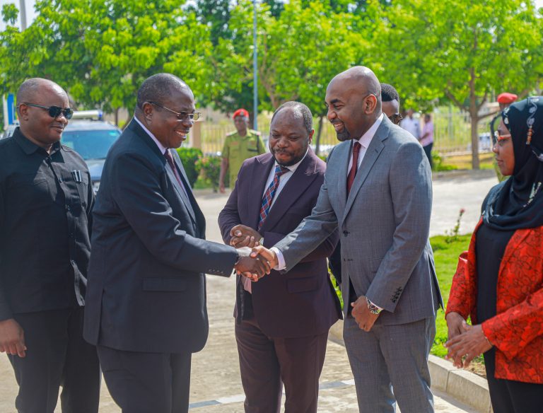 MAKAMU WA RAIS AFUNGUA MKUTANO WA VIONGOZI WA TAASISI NA MASHIRIKA YA UMMA KUHUSU MABADILIKO YA TABIANCHI