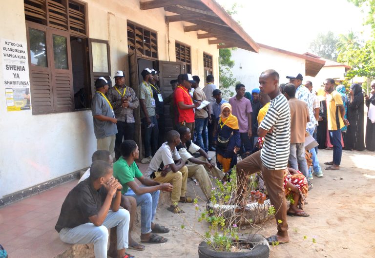 ZOEZI LA UANDIKISHAJI WAPIGA KURA LAINGIA MAGHARIBI A UNGUJA
