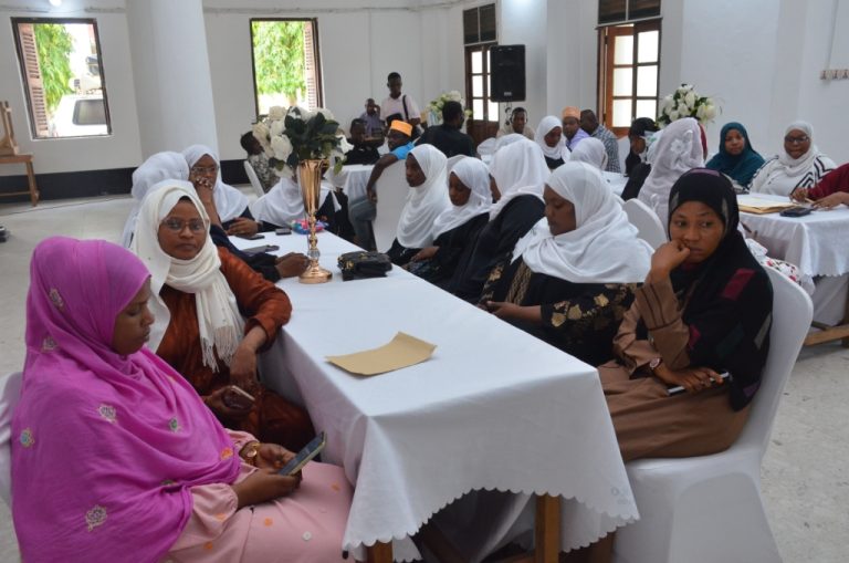WAFANYAKAZI WA ZMUX WAMUAGA MFANYAKAZI MWENZAO ZANZIBAR