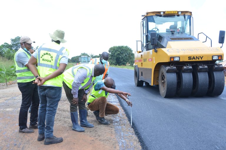 UJENZI WA BARABARA YA AMANIMAKOLO-RUANDA-BANDARI YA NDUMBI WAENDELEA,TANROADS YAWATOA HOFU WANANCHI KUHUSU UWEZO WA MKANDARASI
