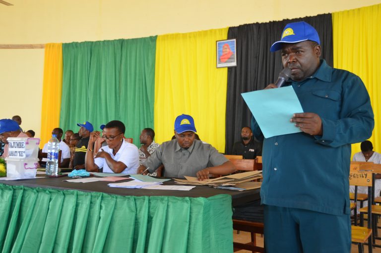 DC  NAMTUMBO AWAPONGEZA WALIMU KWA USIMAMIZI MZURI UJENZI WA MIUNDOMBINU YA ELIMU WILAYANI HUMO