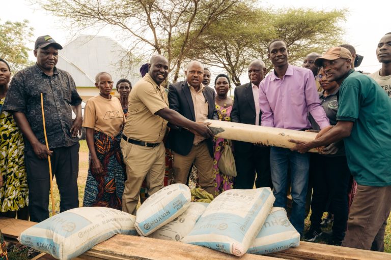KAMPUNI GRUMETI RESERVES WAKABIDHI VIFAA VYA TSH MILIONI 12 KWA VIJIJI VITATU BUNDA MJI