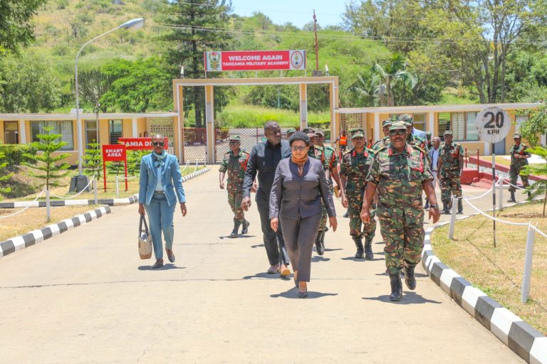 WAZIRI WA ULINZI NA JKT AFANYA ZIARA YA KIKAZI CHUO CHA MAFUNZO YA KIJESHI MONDULI, ATEMBELEA MRADI WA UJENZI WA JENGO LA ASKARI KAPERA WANAWAKE