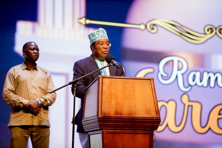 WAZIRI MKUU ALIPONGEZA NMB IKIFUTURISHA WATEJA WAKE NA WATOTO YATIMA DAR ES SALAAM