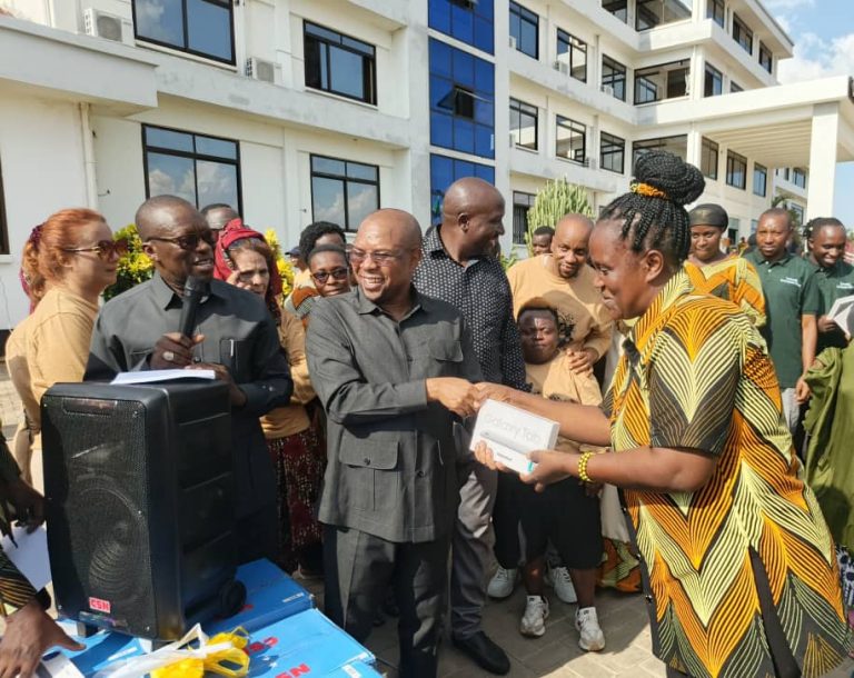 RIDHIWANI AKABIDHI VIFAA VYA MAENDELEO VYENYE THAMANI YA MILIONI 59.4 KWA MAOFISA MAENDELEO CHALINZE