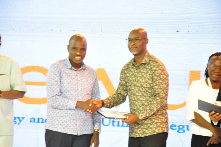 NAIBU WAZIRI MKUU AKABIDHI EWURA TUZO YA WADHAMINI WAKUBWA MKUTANO WA (EAPEC’25)