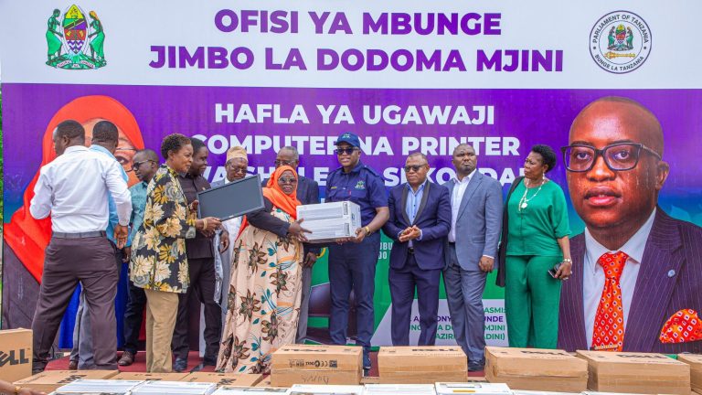MAVUNDE AKABIDHI KOMPYUTA NA PRINTER KWA SHULE 50 ZA SEKONDARI JIJINI DODOMA