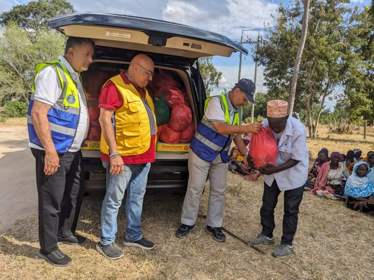 TAASISI YA LIONS CLUB YATOA MSAADA WA VYAKULA KWA WAZEE NA WENYE MAHITAJI MAALUMU KATA YA VIGWAZA