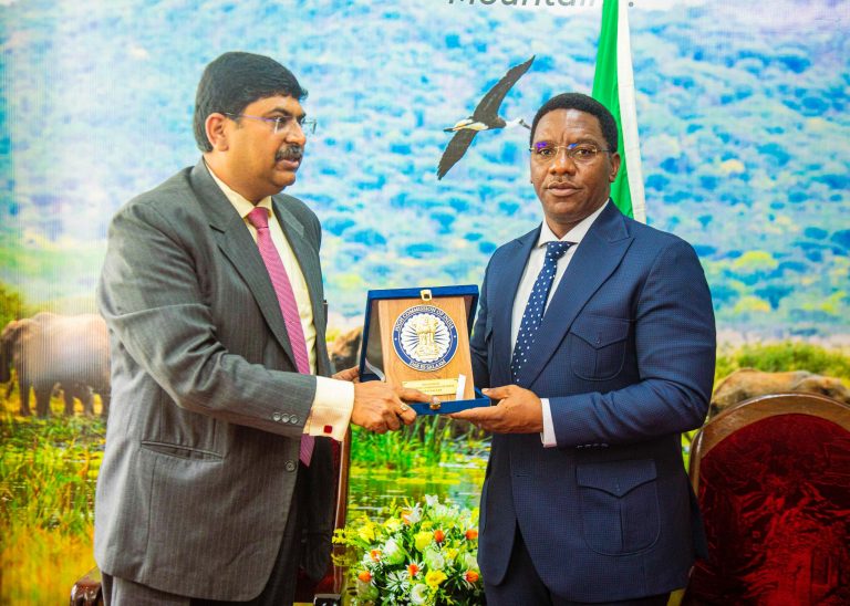 RC MAKONDA NA BALOZI WA INDIA NCHINI BISHWADIP WEY WAJA NA FURSA ZA KIUCHUMI KWA VIJANA WA ARUSHA.