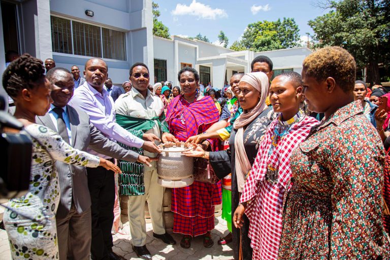 RAIS SAMIA ATOA MITUNGI 1,000 KWA MAMALISHE NA BABALISHE WA MKOA WA ARUSHA.