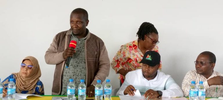 KAMATI YA BUNGE YATEMBELEA SOKO LA MADINI MIRERANI