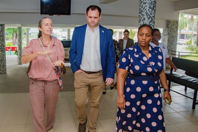 WAZIRI WA IRELAND ATEMBELEA KITENGO CHA SARATANI HOSPITALI YA MUHIMBILI