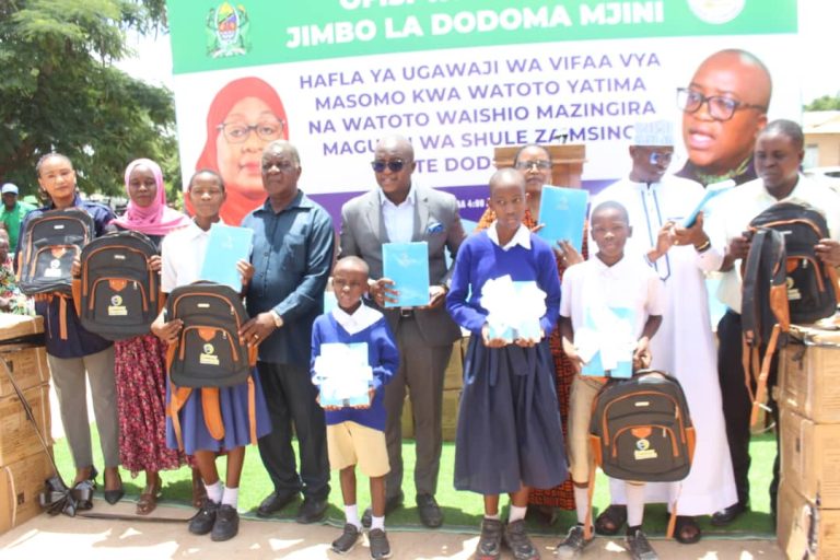 MAVUNDE AKABIDHI VIFAA VYA MASOMO KWA WATOTO YATIMA NA WATOTO WAISHIO MAZINGIRA MAGUMU SHULE ZA MZINGI ZOTE JIJINI DODOMA
