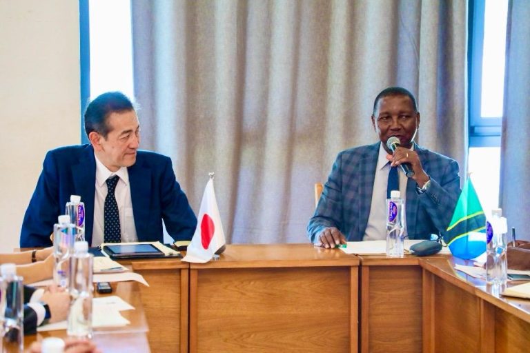 PROF.MKENDA AKUTANA NA KUFANYA MAZUNGUMZO NA NAIBU WAZIRI WA ARDHI,MIUNDOMBINU NA UTALII WA JAPAN
