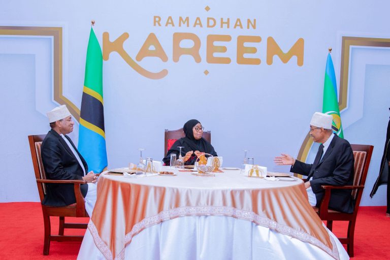 RAIS SAMIA AJUMUIKA NA RAIS MWINYI KATIKA IFTAR ALIYOWAANDALIA VIONGOZI  IKULU YA TUNGUU ZANZIBAR