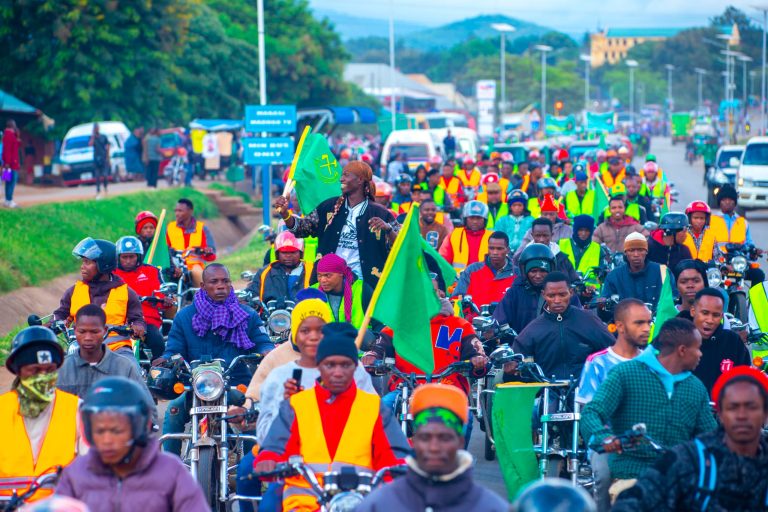 UVCCM BABATI MJINI WAMPONGEZA RAIS KWA KUFANYA MATEMBEZI MAALUM.