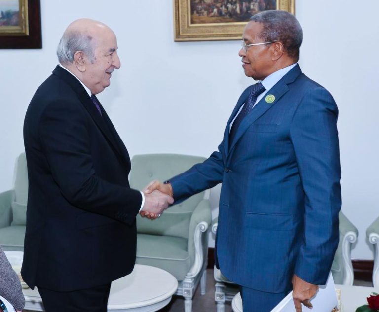 RAIS MSTAAFU KIKWETE AWASILISHA UJUMBE MAALUM KUTOKA KWA RAIS SAMIA KWA RAIS WA ALGERIA, TEBBOUNE