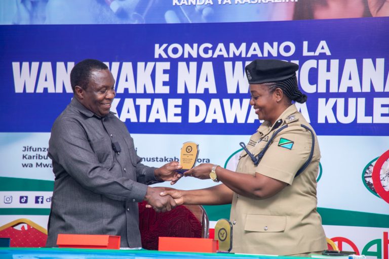 RAS ARUSHA AWAKABIDHI WARAIBU WA DAWA ZA KULEVYA VIFAA VYA MAMA LISHE