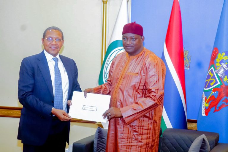 RAIS MSTAAFU KIKWETE AWASILISHA UJUMBE MAALUM WA RAIS SAMIA KWA RAIS WA GAMBIA, MHE. ADAMA BARROW