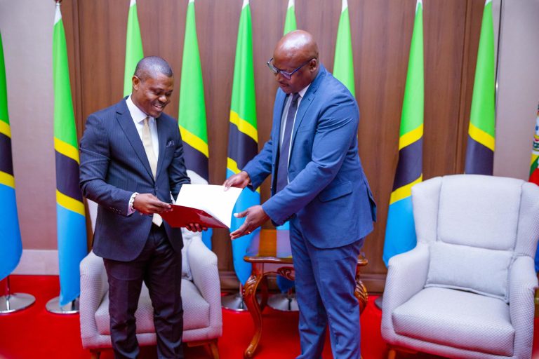 MHE. LONDO APOKEA NAKALA YA HATI ZA UTAMBULISHO ZA BALOZI MTEULE WA JAMHURI YA EQUATORIAL GUINEA