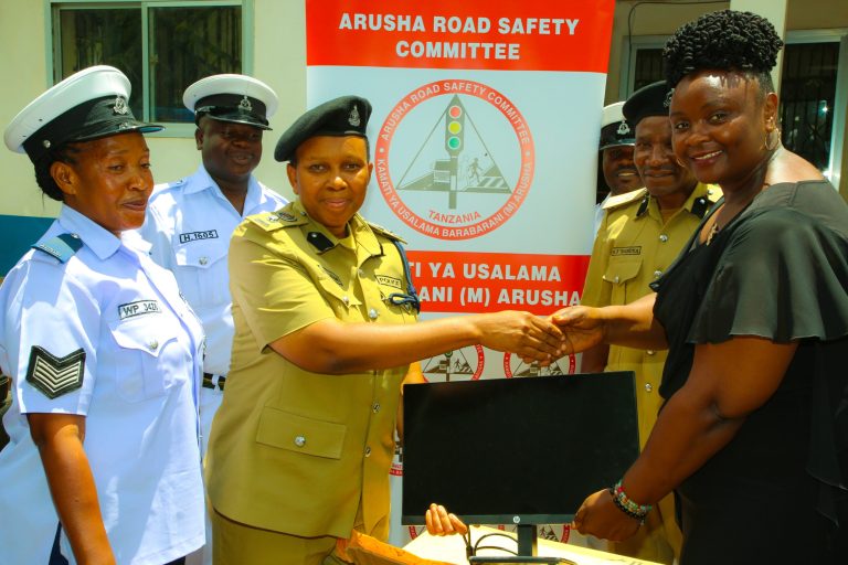 KAMATI YA USALAMA BARABARANI ARUSHA YAKABIDHI VIFAA VYA TEHAMA POLISI ARUSHA