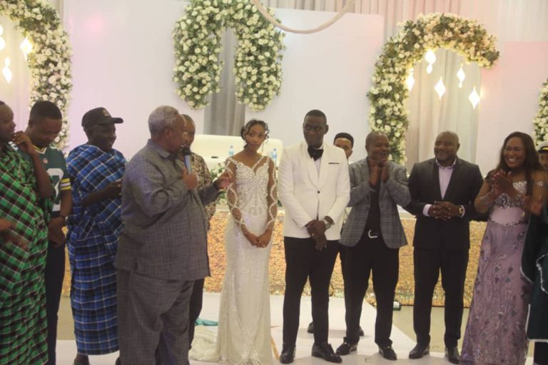 OLE SENDEKA AIMBA TAARAB KWENYE HARUSI YA MTOTO WA ELISHA MNYAWI