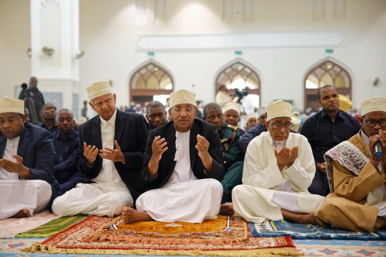 RAIS DR. MWINYI AJUMUIKA NA WAISLAMU KATIKA SALA YA EID KATIKA MSIKITI WA JAMIU  MAZIZINI ZANZIBAR