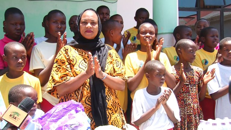 RAIS SAMIA AWAGUSA WATOTO WANAISHI MAZINGIRA MAGUMU SERENGETI 