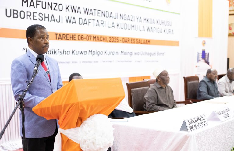 WATENDAJI WA UBORESHAJI WA DAFTARI WAASWA KUWAHAMASISHA WANANCHI