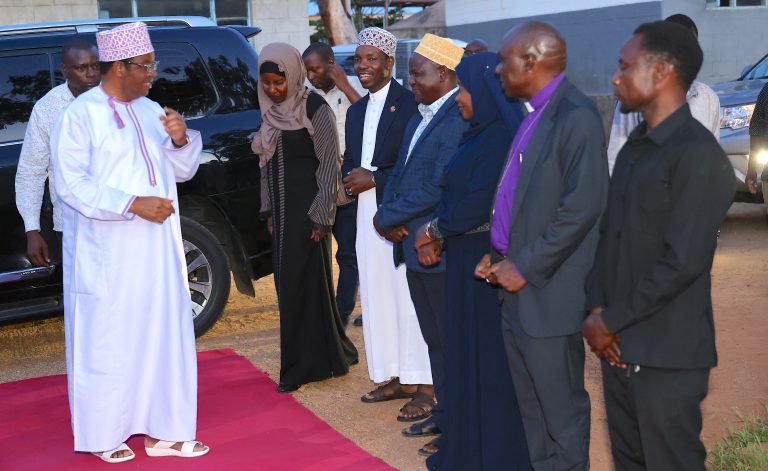 WAZIRI MKUU ASHIRIKI FUTARI ALIYOWAANDALIA WANAFUNZI WA SHULE YA MSINGI YA WENYE MAHITAJI MAALUM, BUIGIRI DODOMA