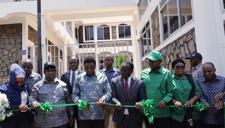 WAZIRI MKUU AZINDUA KITUO CHA AFYA CHA MAMA NGOMA WILAYANI MWANGA