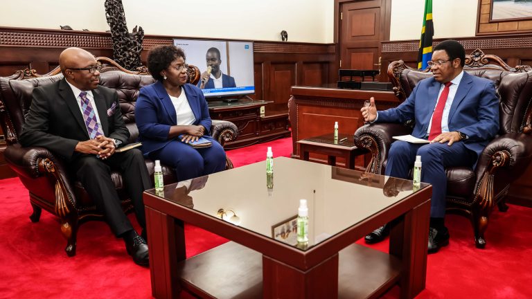 WAZIRI MKUU AKUTANA NA BALOZI WA TANZANIA RWANDA NA ZIMBABWE
